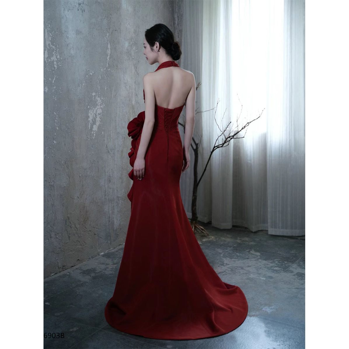 Vestido de novia elegante estilo socialité color rojo vino con escote halter para brindis de boda