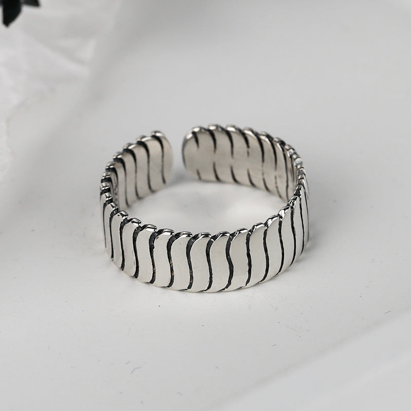 Anillo de marcasita de versión ancha con patrón de ondas en plata esterlina S925