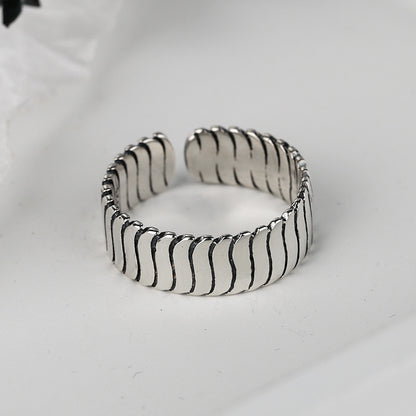 Anillo de marcasita de versión ancha con patrón de ondas en plata esterlina S925