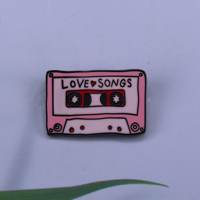 Broche con forma de cinta con canción de amor retro