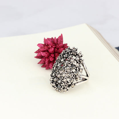 Anillo denso de cuatro puntas con diamantes negros