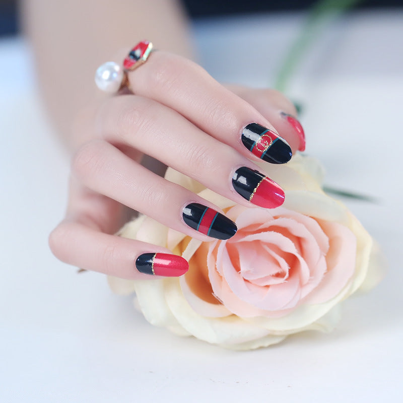 Manicura con todas las pegatinas