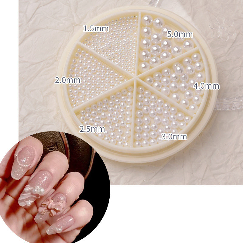 Joyas para uñas que combinan diamantes de imitación y perlas