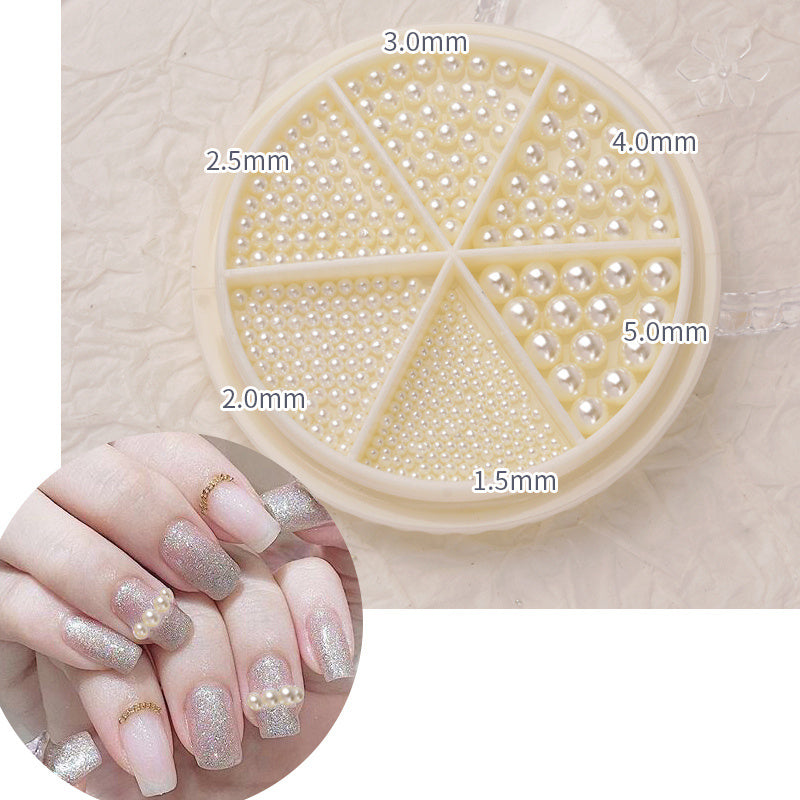 Joyas para uñas que combinan diamantes de imitación y perlas