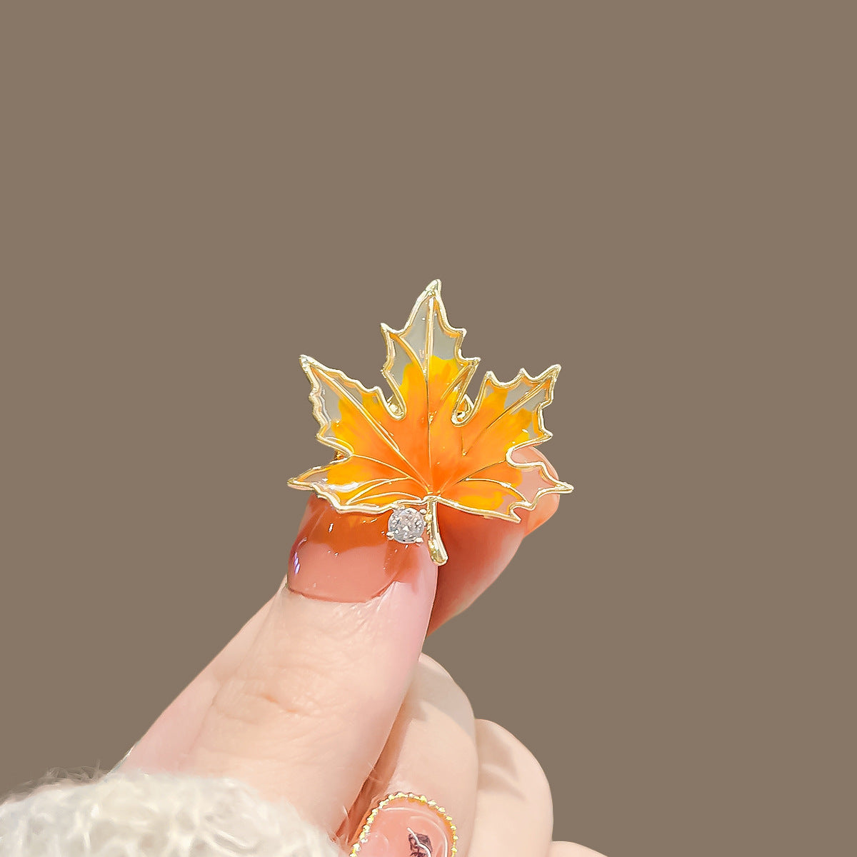 Broche pequeño de hoja de arce antiexposición para mujer, estilo retro, elegante y de alta calidad