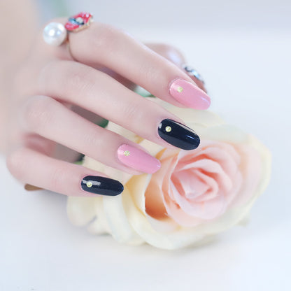 Manicura con todas las pegatinas