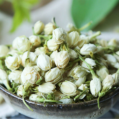 Té perfumado con capullos de jazmín fragantes y remojados en agua