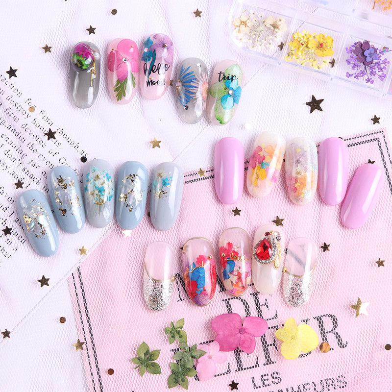 Arte de uñas con flores secas