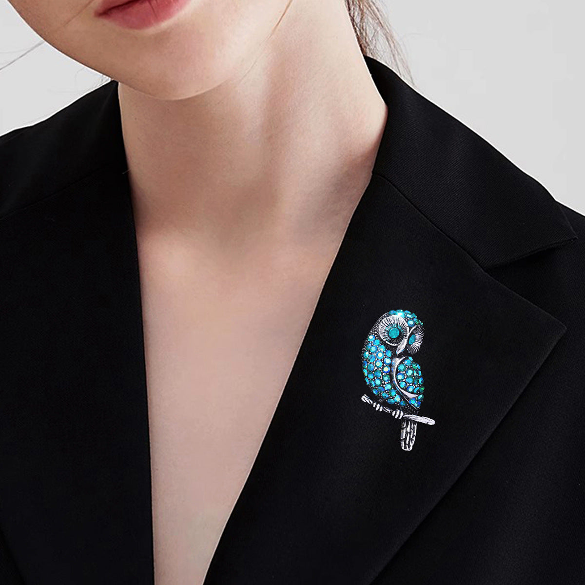 Broche de búho azul con diamantes para mujer