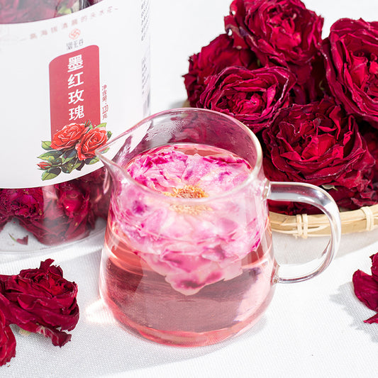 Agua de remojo para té con aroma a rosa roja y tinta liofilizada de Yunnan