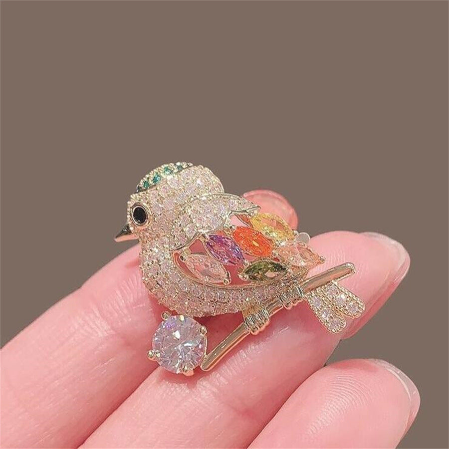 Broche de pájaro urraca con diamantes