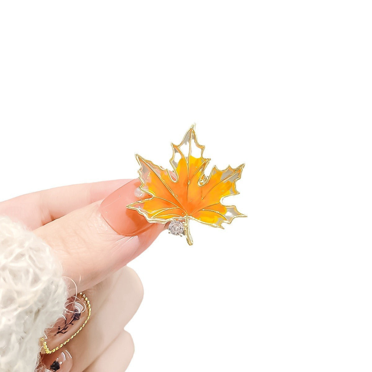 Broche pequeño de hoja de arce antiexposición para mujer, estilo retro, elegante y de alta calidad