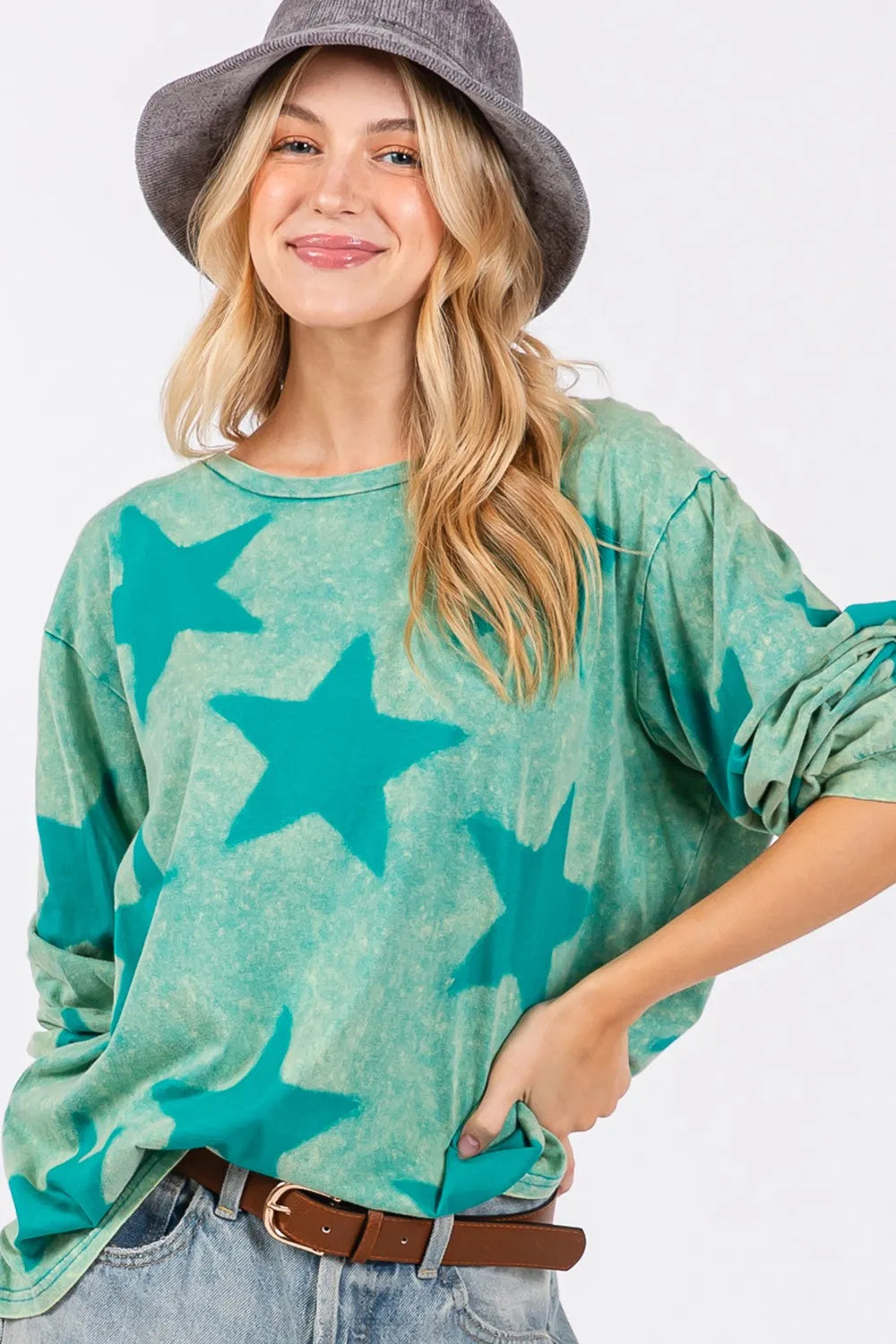 Camiseta con estampado de estrellas y lavado mineral de SAGE FIG