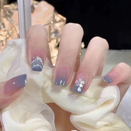 Uñas postizas con diseño de graffiti y azul que se pueden usar