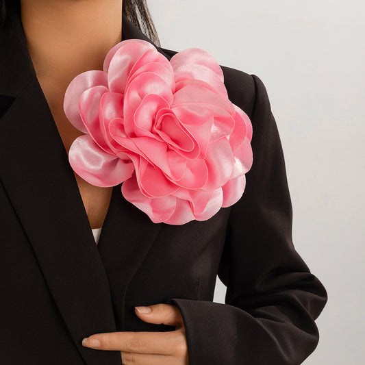 Broche de tela con flores grandes y exageradas