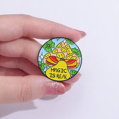 Broche de flor de hongo lindo con diseño de jardín secreto redondo de dibujos animados