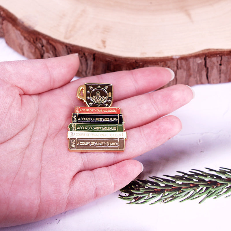 Pin de esmalte duro con forma de libro y taza, insignia de novela de fantasía