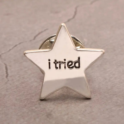 Broche de estrella de cinco puntas con medalla de metal con elemento estrella creativo