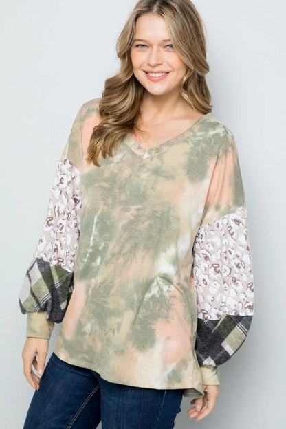 Blusa con escote en V y mangas estampadas con efecto tie-dye de tamaño completo Celeste