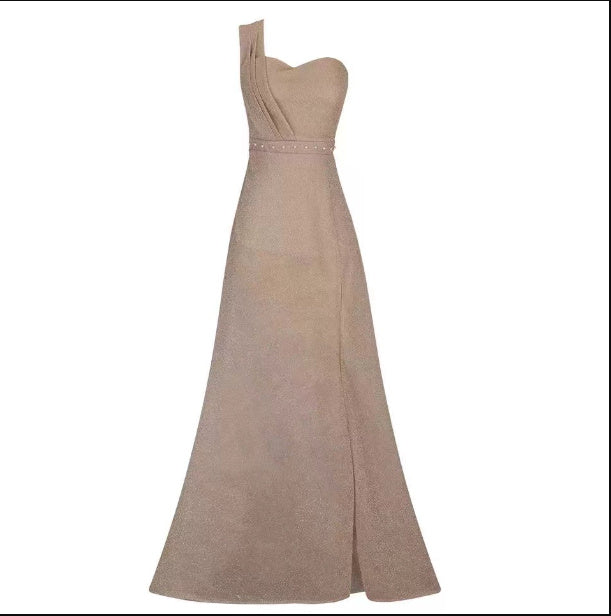 Vestido sin mangas con un solo hombro y abertura en color bronce para mujer