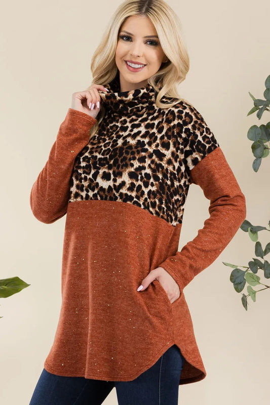 Blusa de manga larga con cuello alto y estampado de leopardo con dobladillo curvo en talla grande Celeste