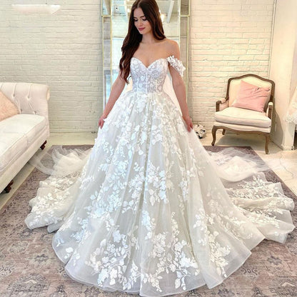 Vestido de novia ligero con cola francesa sencilla