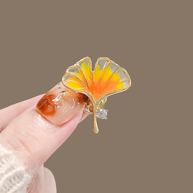 Broche pequeño de hoja de arce antiexposición para mujer, estilo retro, elegante y de alta calidad