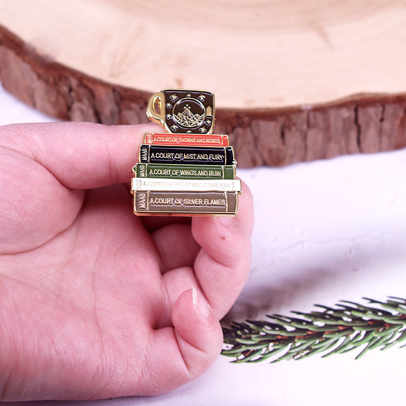 Pin de esmalte duro con forma de libro y taza, insignia de novela de fantasía