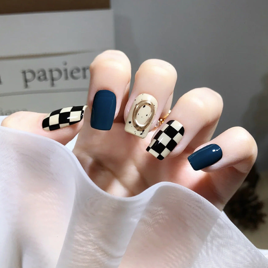 Uñas postizas con diseño de graffiti y azul que se pueden usar