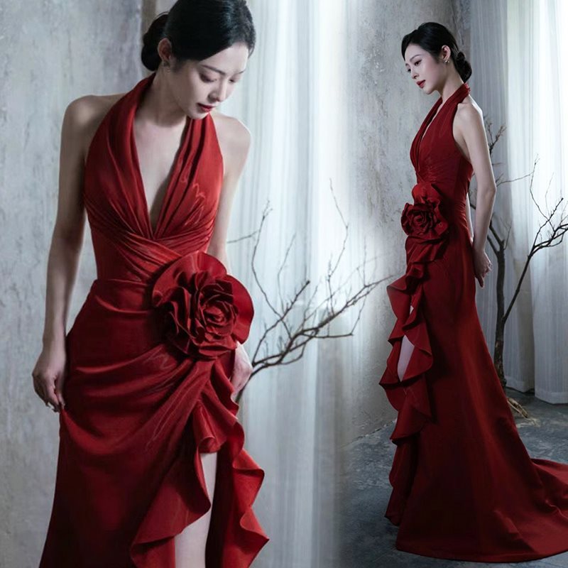 Vestido de novia elegante estilo socialité color rojo vino con escote halter para brindis de boda