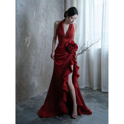 Vestido de novia elegante estilo socialité color rojo vino con escote halter para brindis de boda