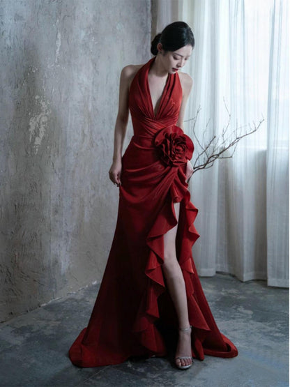 Vestido de novia elegante estilo socialité color rojo vino con escote halter para brindis de boda