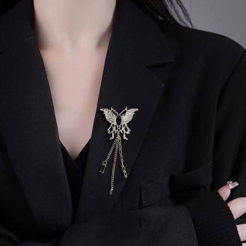 Broche de metal con borlas y mariposas oscuras